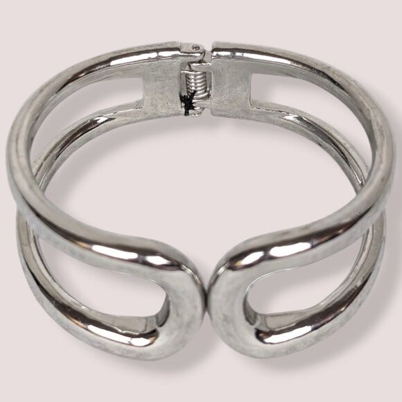 (2/$20) Vintage Cut Out Hinge Bracelet - Picture 5 of 6
